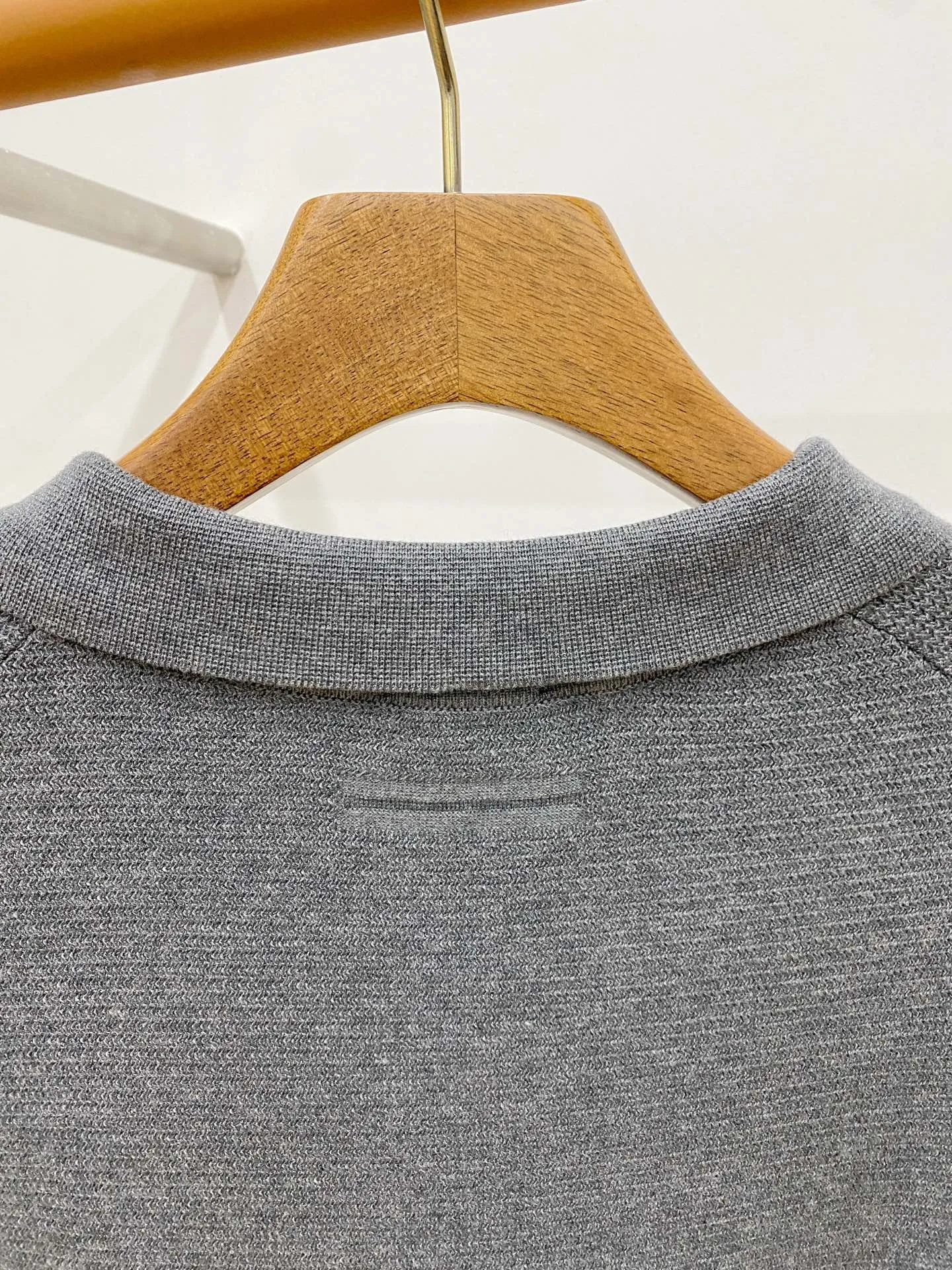 Zegna 26 New Arrival Stoll POl O Oasi Cashmere ， ： Z Premium Series， ， ， ， POLO 。 Classic + ， V Buttonless POLO ， ， POLO 。 ， ， ， Breathable 。 ， ， 。 、 ， ， ， 。 ， ， Clean fit ， old money ， logo， ， Z ， ， ， ， 。 ： ， ， ， ，Breathable ， T 。 16 ， Stoll ，16 ， ， ， 3 ， ， ， 。 Size：M-3XL